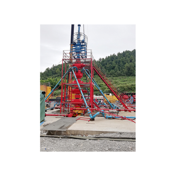Fracturing wellhead devices and Fracturing trees