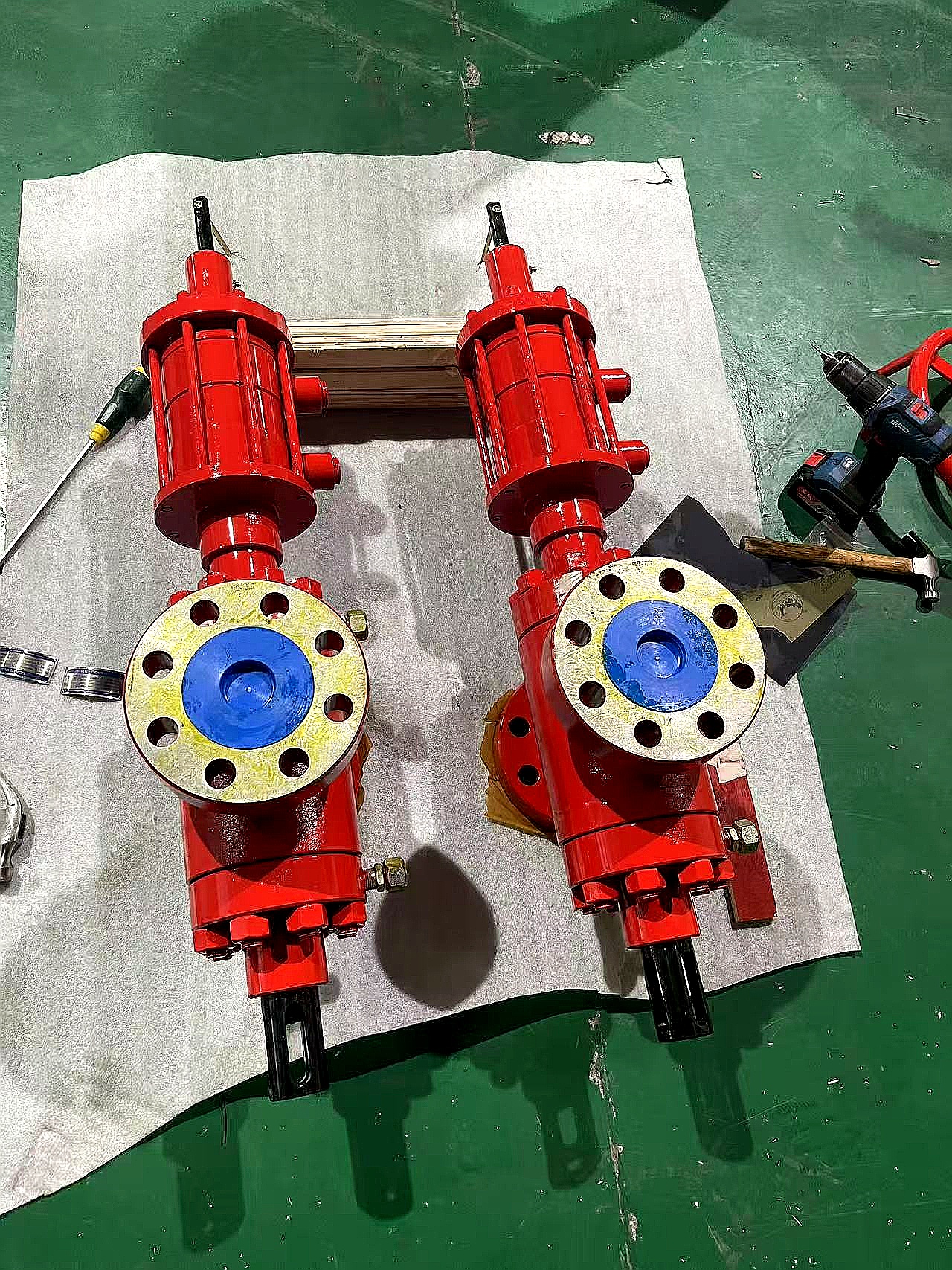 DEENPU API 6A FC SMLR gate valve with non-rising stem, slab gate full bore through conduit design, floating seats, and grease injection fittings for wellhead and manifold applications